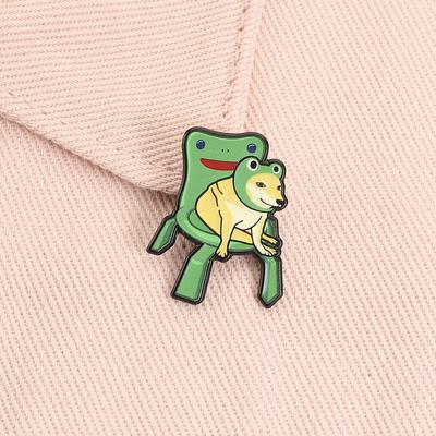 Meme Cheems Hund Emaille Pin Niedlicher Shiba Inu Auf Grünem Frosch Stuhl Brosche Internet Reversabzeichen Für Hüte Geschenk Für Freunde