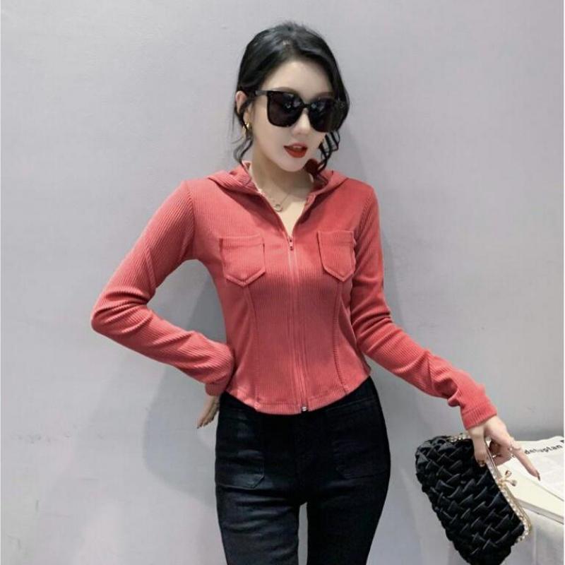 Slim-Fit-Langarmshirt mit Kapuze. Modisches T-Shirt mit Reißverschluss und hochwertigen Nähten