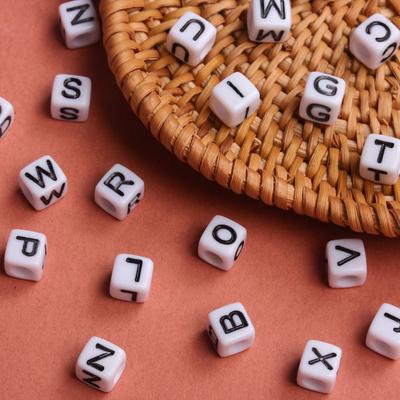 Gute Handarbeiten Perlenmaterial Quadratische 26 Buchstaben Perlen Lose Zwischenperlen Acryl Anhänger DIY Handykette Schmuckherstellungszubehör 5.5mm 50PCS