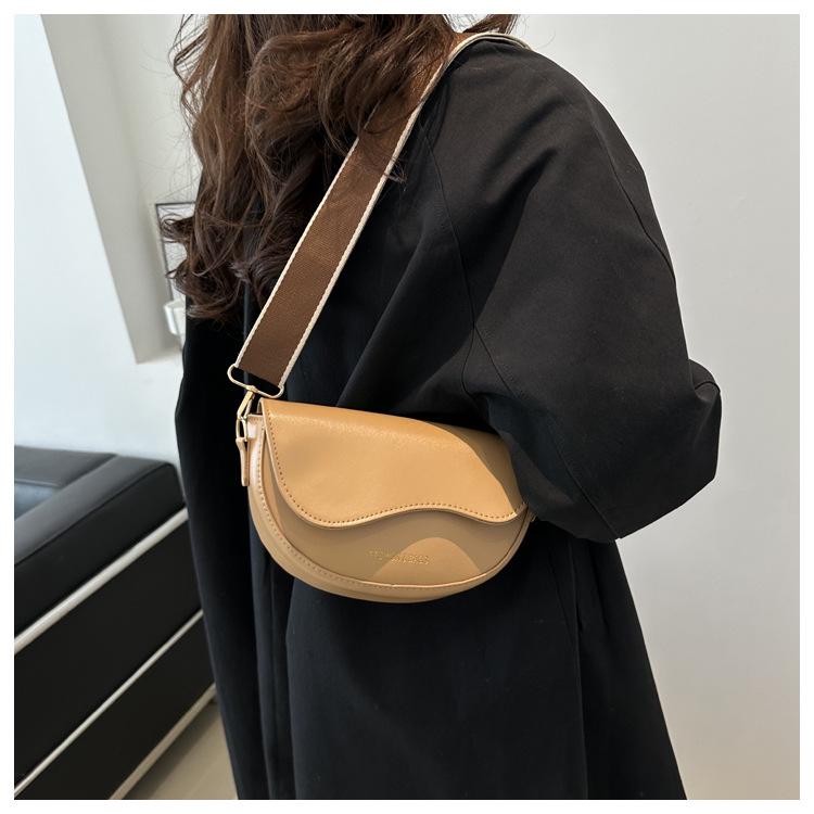 Bolsa Sela Semicircular Feminina Estilosa com Alça Larga - Tendência 2024 Transversal