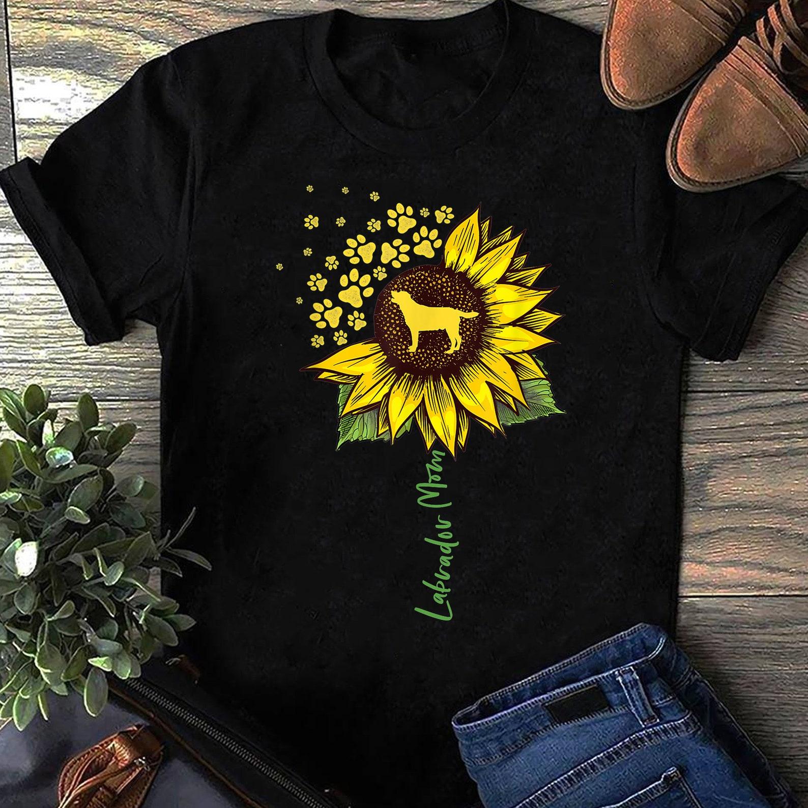 Labrador Mom Sunflower Labrador Retriever Gifts Dog Mom Mama T-Shirt - Funny Labrador Retriever Gift, Labrador Lover Gift, Dog Mom Shirt XXL