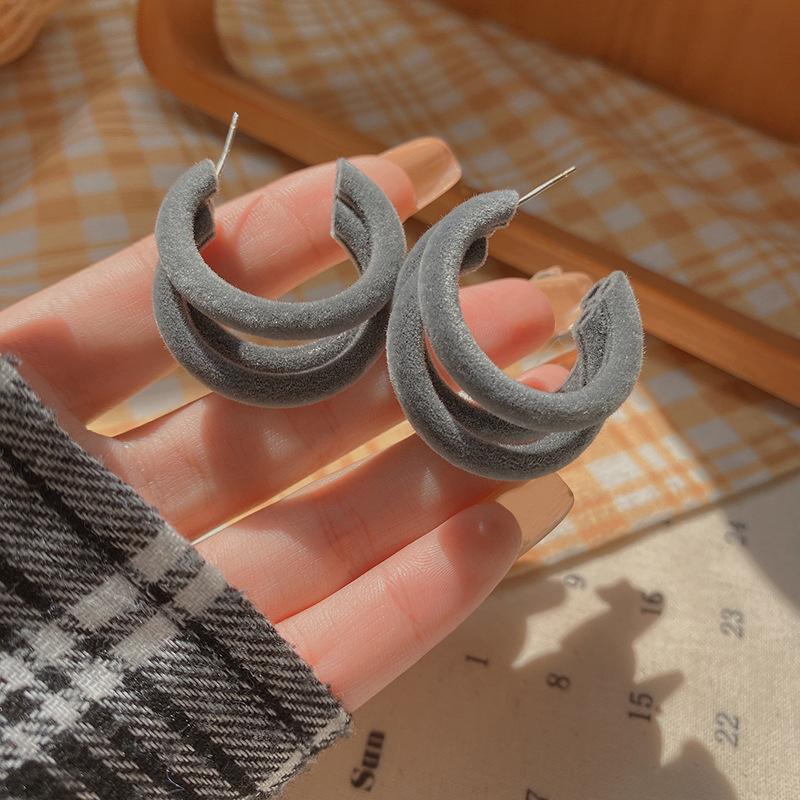 Silver needle autumn and winter hairball earrings women's high-end sense retro temperament earrings Korean niche ear jewelry