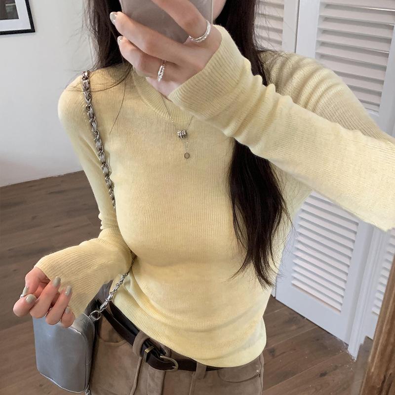 Gelber Innenschicht Dünnstrickpullover für Damen Temperament Sanft und Schlank geschnittenes Oberteil