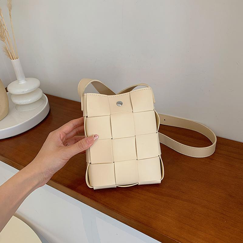 

Niche design bag women s 2024 summer new fashion shoulder bag casual fashion messenger bag simple mobile phone bag брудно-білий