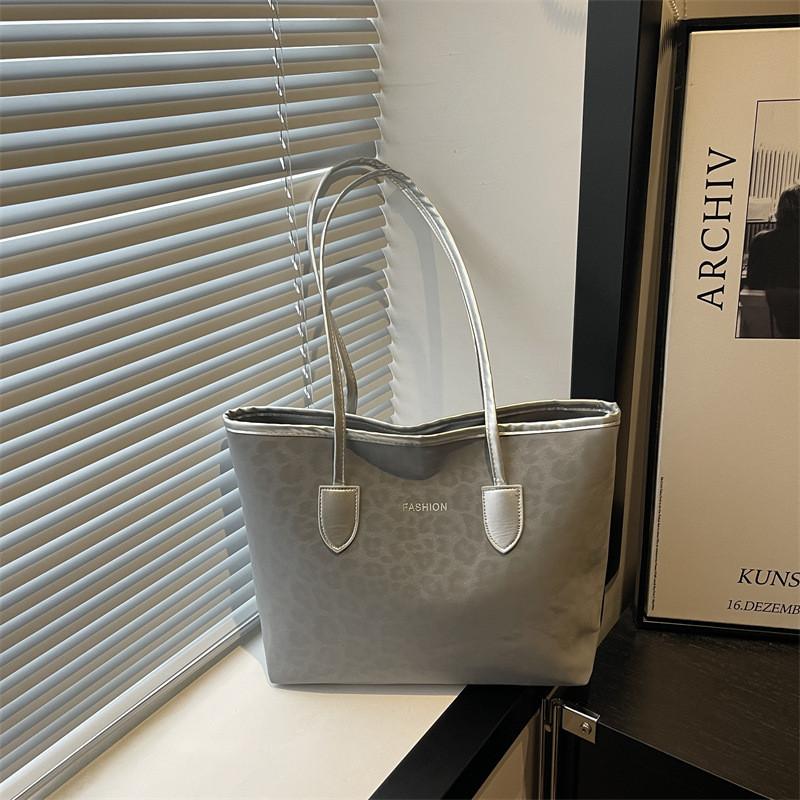 Retro Womens Tote Bag With Special Fabric And Zipper Closure For Daily Commuting And Office