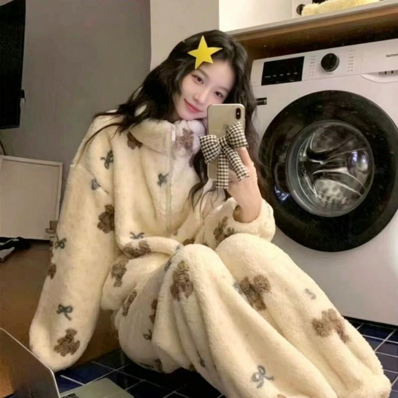Set Pijama Confortabil din Fleece Coral pentru Femei Cu Fundă Imprimeu Urs Larg Cald Îmbrăcăminte de Noapte Ținută de Casă de Iarnă