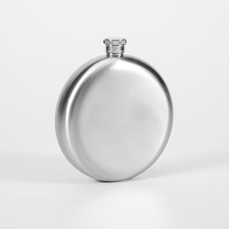 Prémiová kulatá černá placatka z nerezové oceli 304, 5 oz, Přenosná placatka na alkohol 8 oz, Elegantní barové potřeby