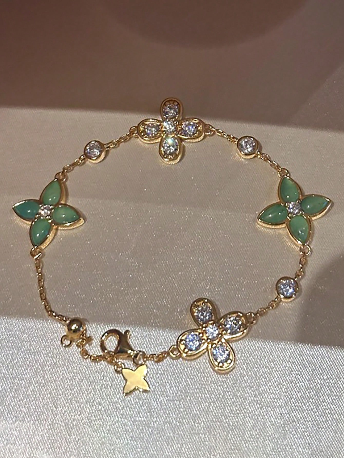 

1 браслет в стиле ретро, в новом китайском стиле, с инкрустацией зеленым агатом и нефритом, в виде четырехлистного цветка, подходит для повседневной носки женщинами, для вечеринок, подарок для девушки one-size золотой