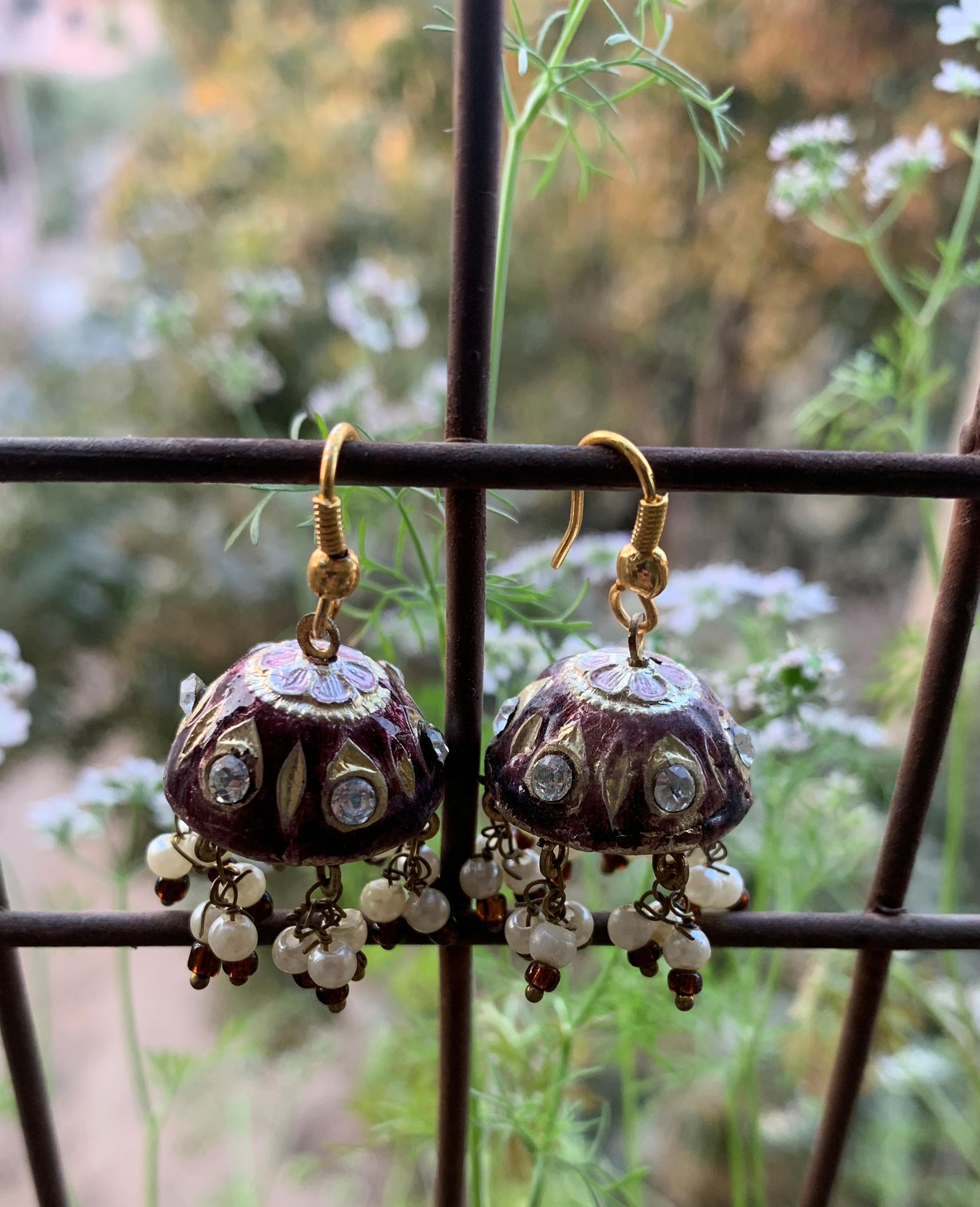 Традиционные бордовые серьги-подвески Джумка, Индийские свадебные украшения, Яркие лаковые серьги-подвески 1” X 0.5  ( h x l ) approx.