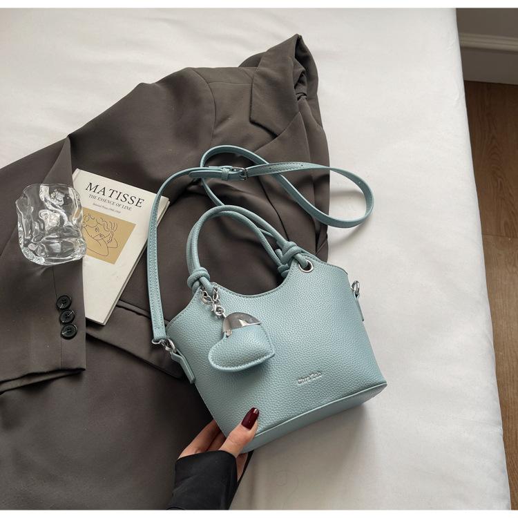 

Korean high-end textured bag women s 2025 spring new handbag fashionable versatile commuter bucket bag messenger bag синій