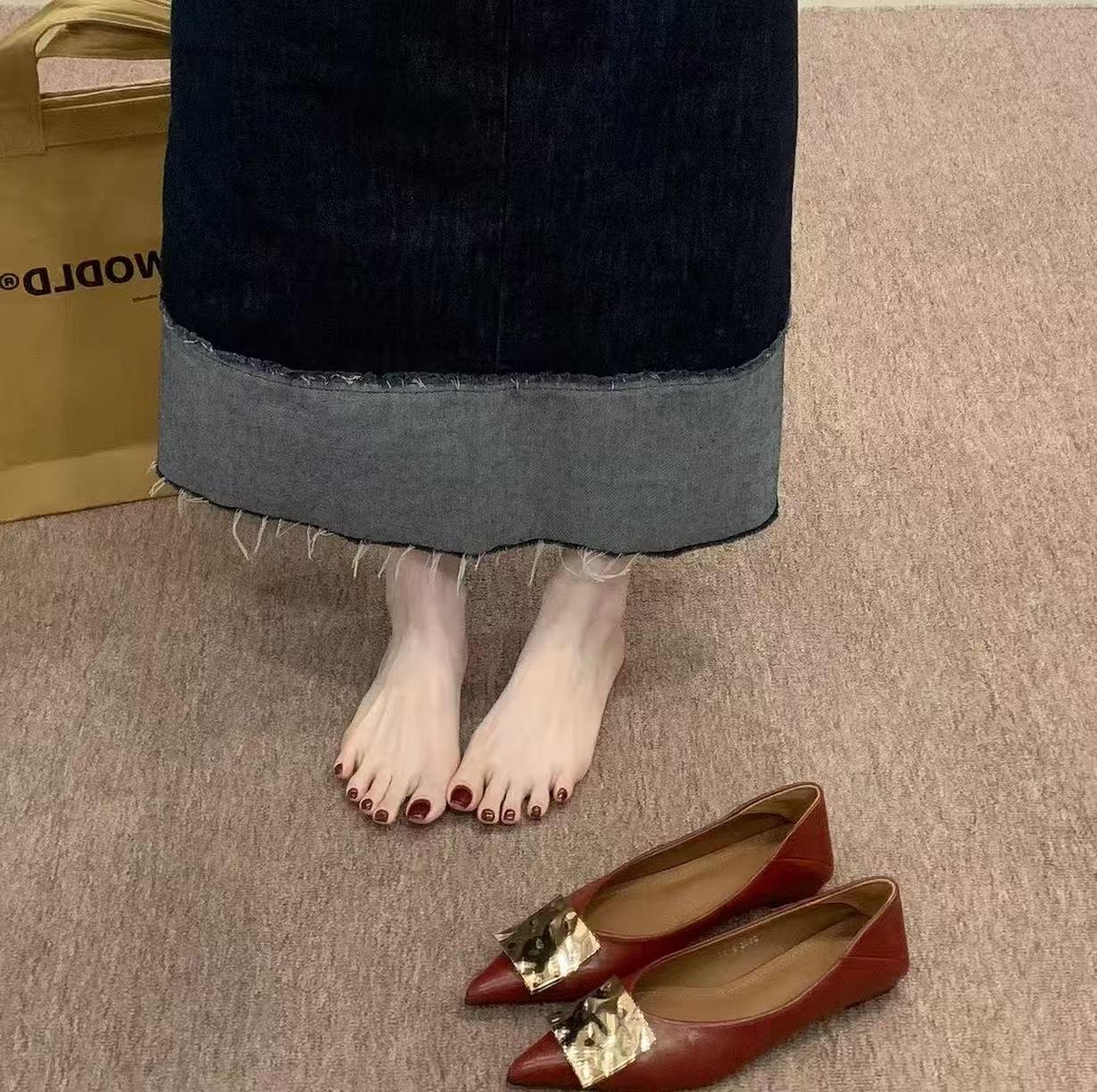 

2025 new autumn pointed head flat bottom French shallow mouth commuting versatile buttons elegant temperament single shoes women 40 красный