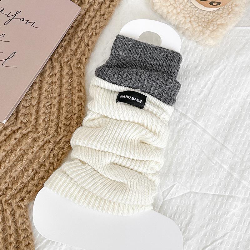 

Женские белые вязаные гетры с цветными блоками, пэчворком из букв и сборками для осени/зимы One Size белый