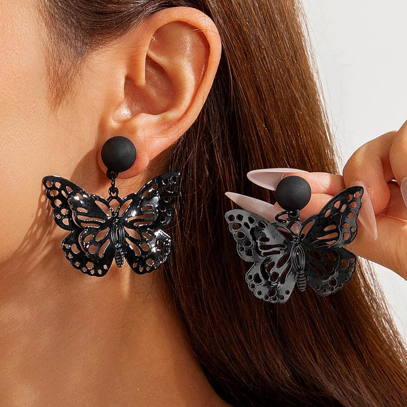 Personalized and creative three-dimensional dark butterfly stud earrings, sweet and cool hollow niche earrings jewelry