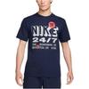 Nike T-shirt da Fitness da Uomo con Stampa Grafica, Manica Corta, Girocollo, Tessuto Dri-FIT UV, Colore Obsidian FN3989-451