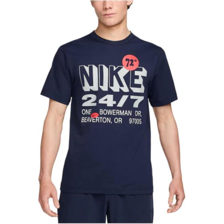 Nike T-shirt da Fitness da Uomo con Stampa Grafica, Manica Corta, Girocollo, Tessuto Dri-FIT UV, Colore Obsidian FN3989-451