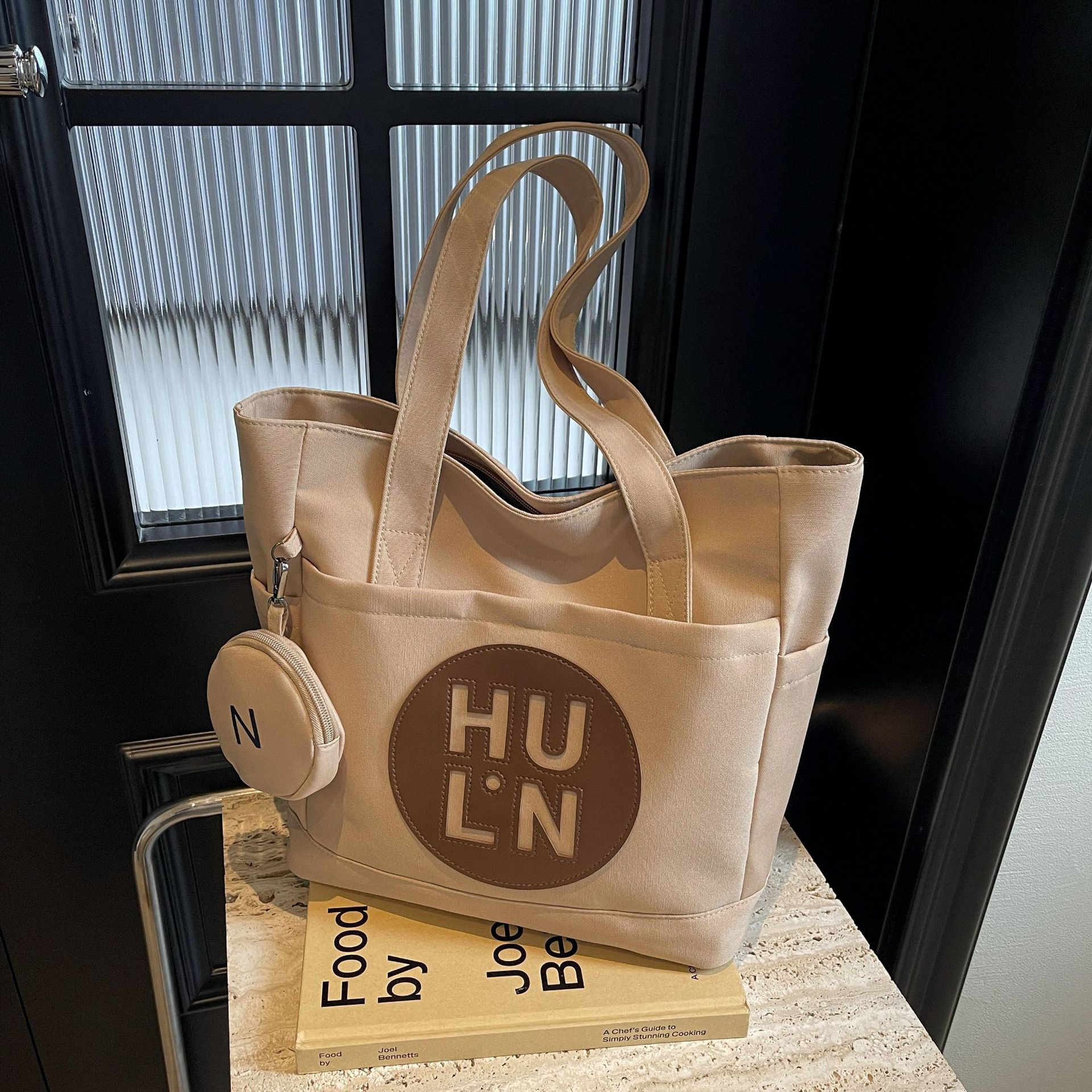 

Embossed large letter logo hollow solid color retro canvas bag 2024 new winter versatile tote shoulder bag хакі