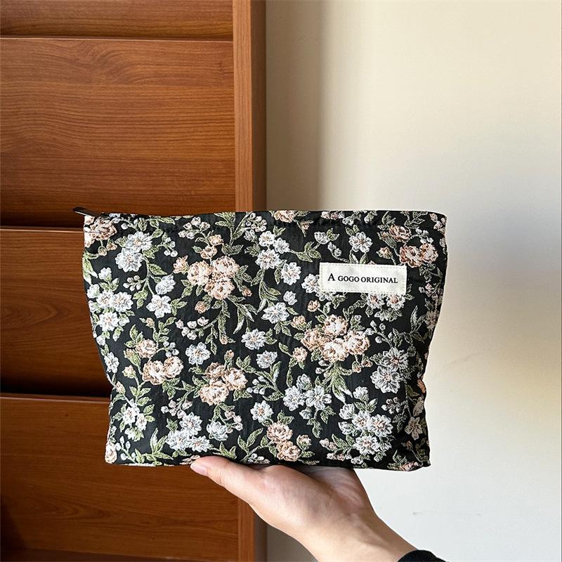 Women's Floral Embroidery Makeup Bag Fashionable and Portable Clutch Purse with Zipper Phone Organizer Pouch for Cosmetics