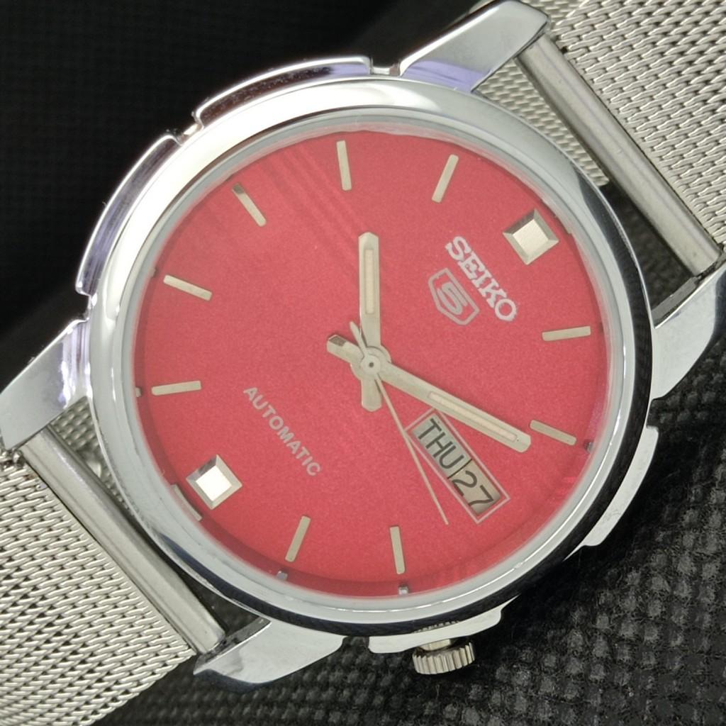 

ВОССТАНОВЛЕННЫЕ ВИНТАЖНЫЕ SEIKO 5 AUTO 7009A ЯПОНИЯ МУЖСКИЕ D/D КРАСНЫЕ ЧАСЫ 588a-a310217-9 SKU588a-a310217
