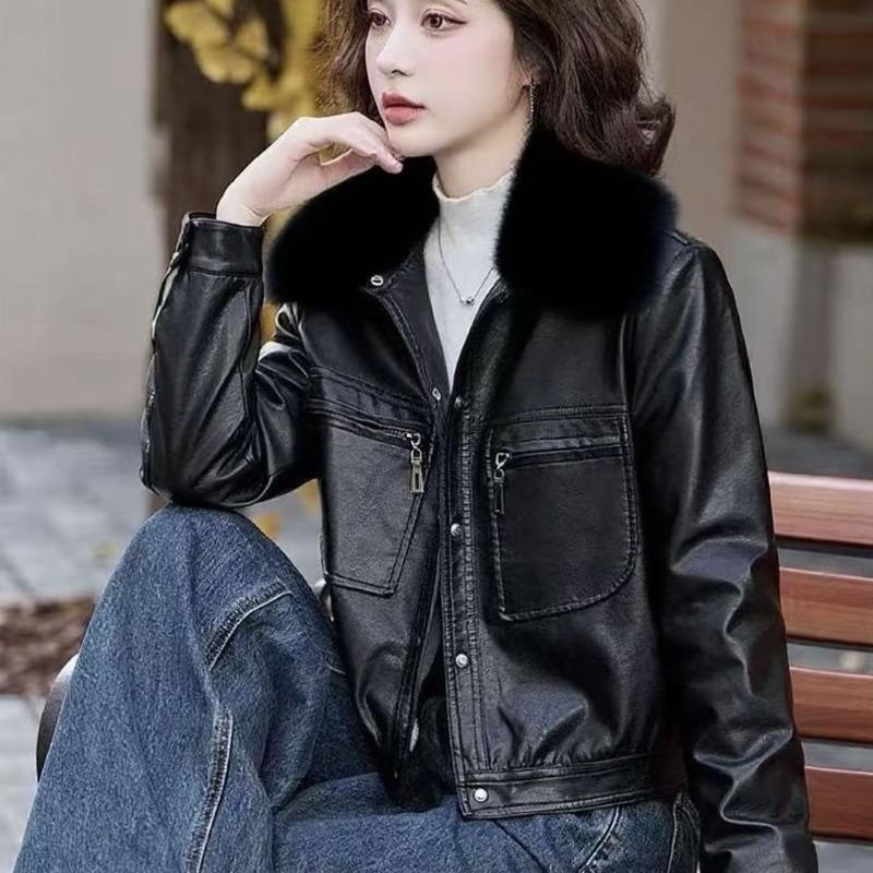 Damenmode Kurze PU-Lederjacke Winter Verdickter Warmer Mantel mit Kunstfellkragen Knopfverschluss
