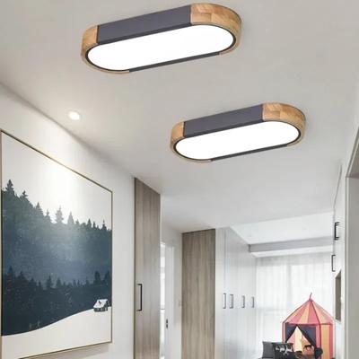 Luminárias de teto com controle remoto, painéis de madeira decorativos para sala de estar e quarto.