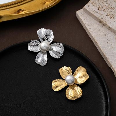 Retro Metal Four-Leaf Clover Brooch, Temperament Antique Original Light Luxury Pearl Creative Accessories