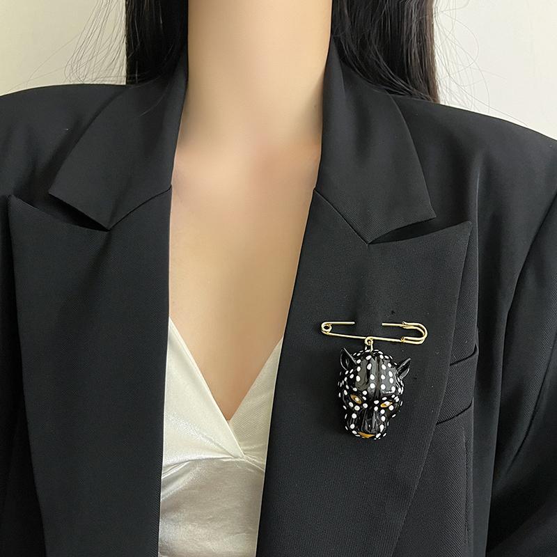 Elegant Enamel Leopard Head Brooch For Women Luxury Vintage Queen Style Pin Accessory Daily Party Accessory