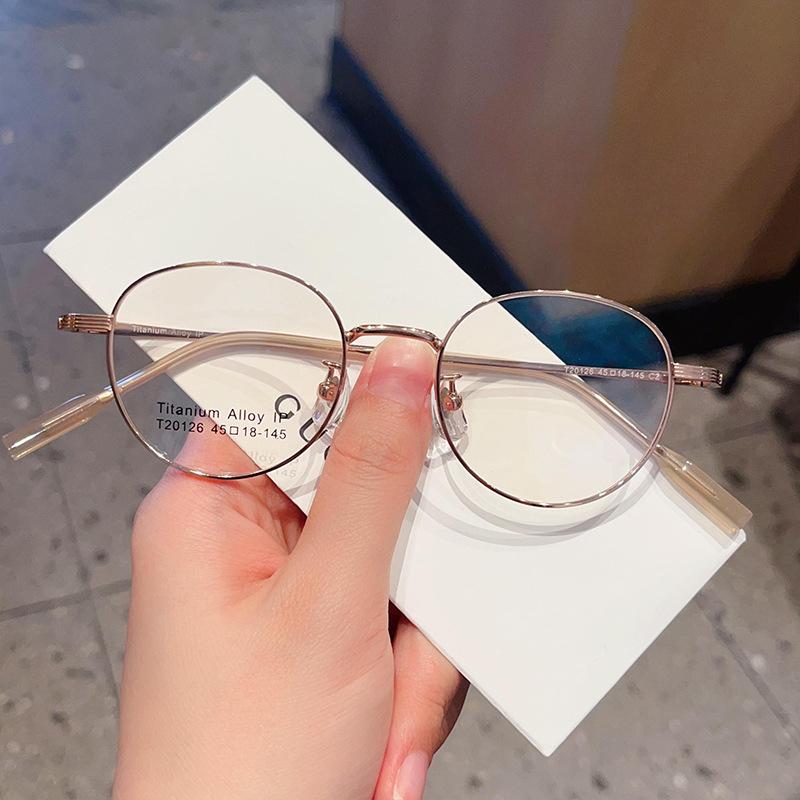 Óculos de sol ultraleves Xiaohongshu com armação pequena oval retrô estilo celebridade da Internet, armação de titânio, podem ser equipados com miopia e graus.