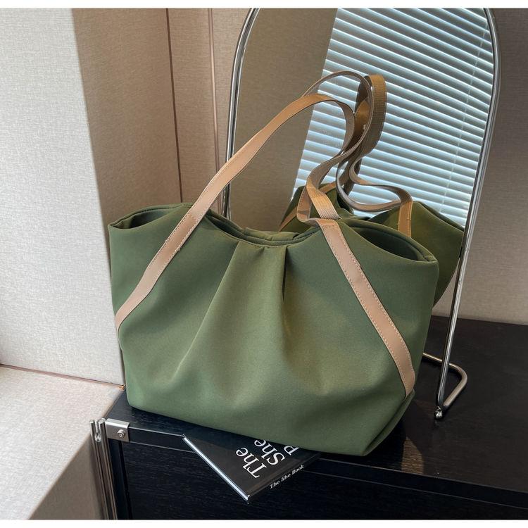 Einfache und leichte Cloud-Tragetasche Koreanischer Stil Canvas-Tasche Nische Große Kapazität Pendler Umhängetasche