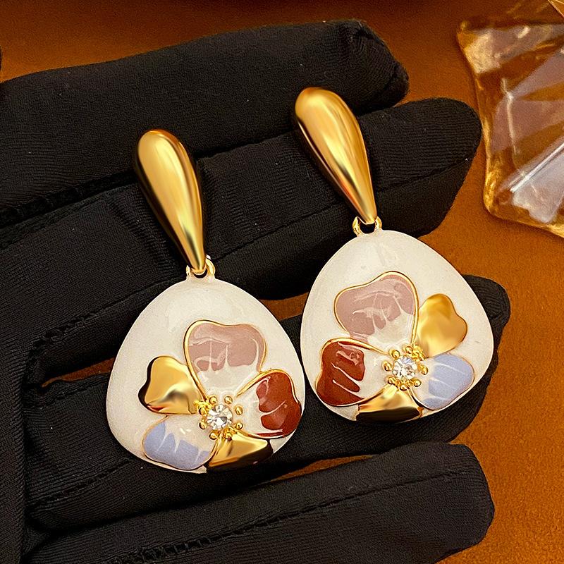 

Серьги-пусеты с геометрическим цветком, усыпанные бриллиантами, нишевый дизайн, персонализированные серьги, ретро, высокое чувство стиля