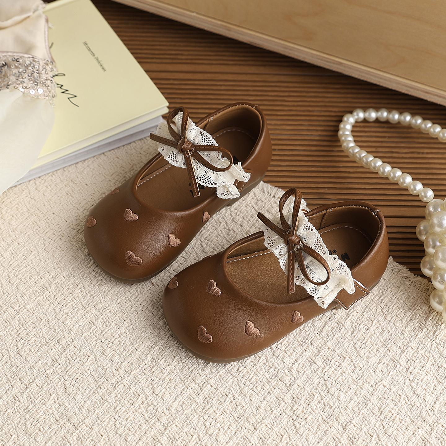 

Spring Girl s Mary Janes Lace Heart Hook-loop Cute Kid s Flat Shoe Solid Colors Soft Sole Daily Sweet Fashion Children Shoes 21-insole13.5cm коричневий