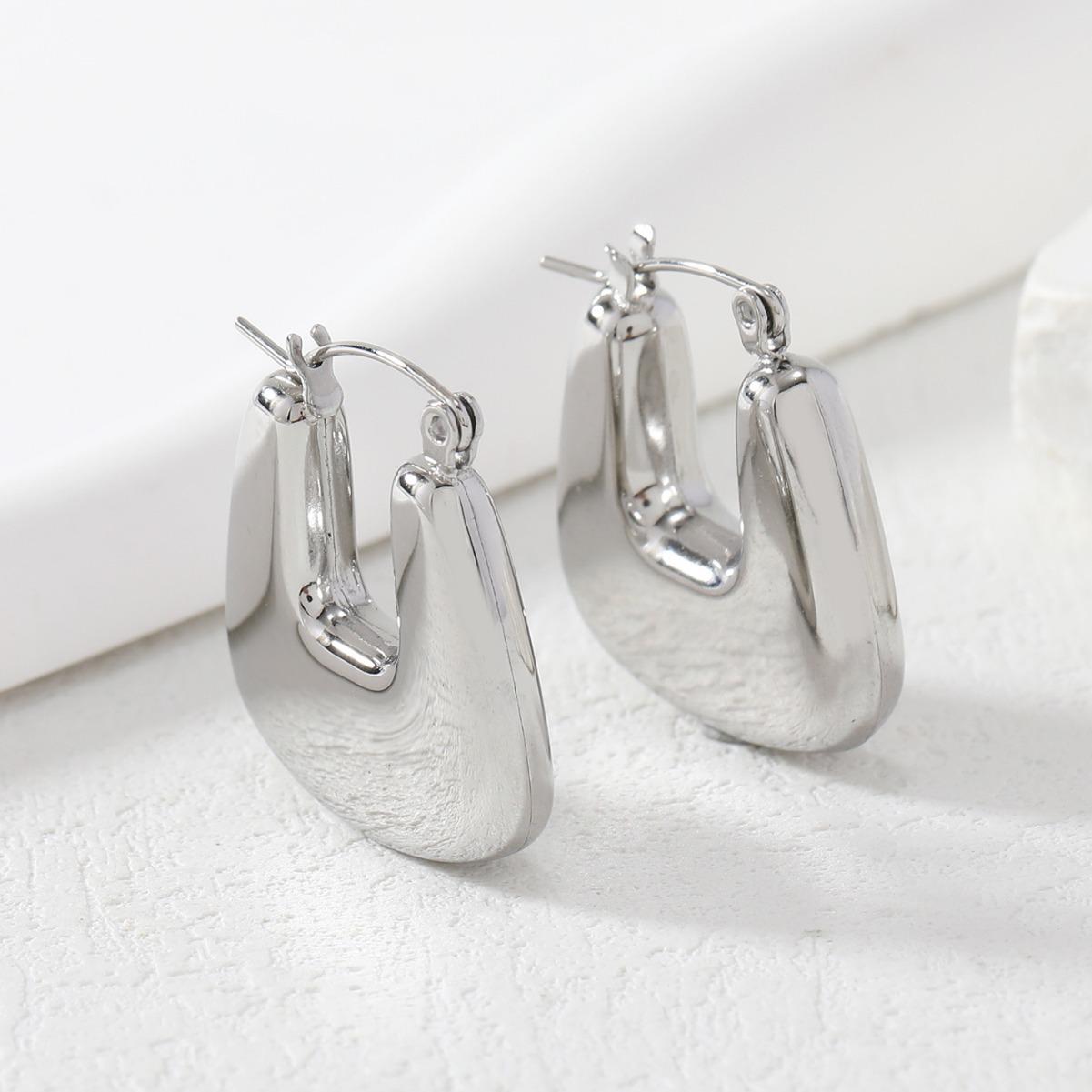 

European & American Titanium Steel U-Shaped Earrings: 18K Gold-Plated Hollow Tube Studs for Women - Light Luxury and High-End Style