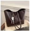 2024 Retro Large-Capacity Shoulder Tote: Casual Autumn/Winter Women's Pendant Bag