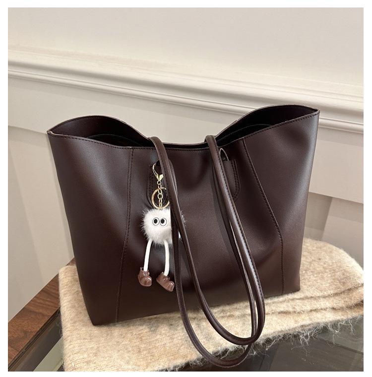 2024 Retro Large-Capacity Shoulder Tote: Casual Autumn/Winter Women's Pendant Bag