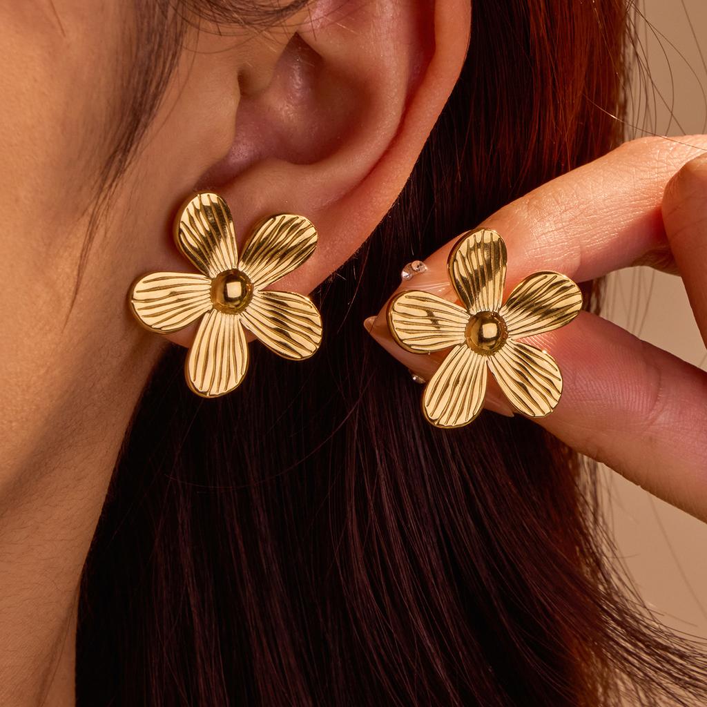 GEMCHIC Women's Vintage 18K Gold Plated Stainless Steel Five-Petal Flower Earrings Luxury Textured Floral Studs Fashion Jewelry