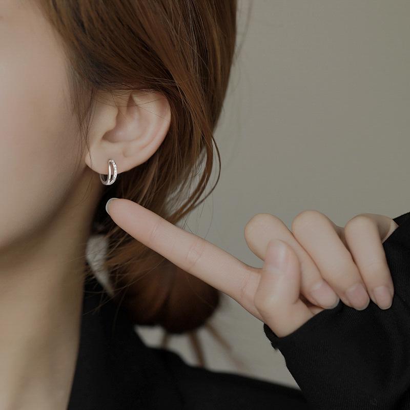 2024 Trend Women's Light Luxury Wave Ear Cuffs - High-End Fashion Hoops with Niche Design