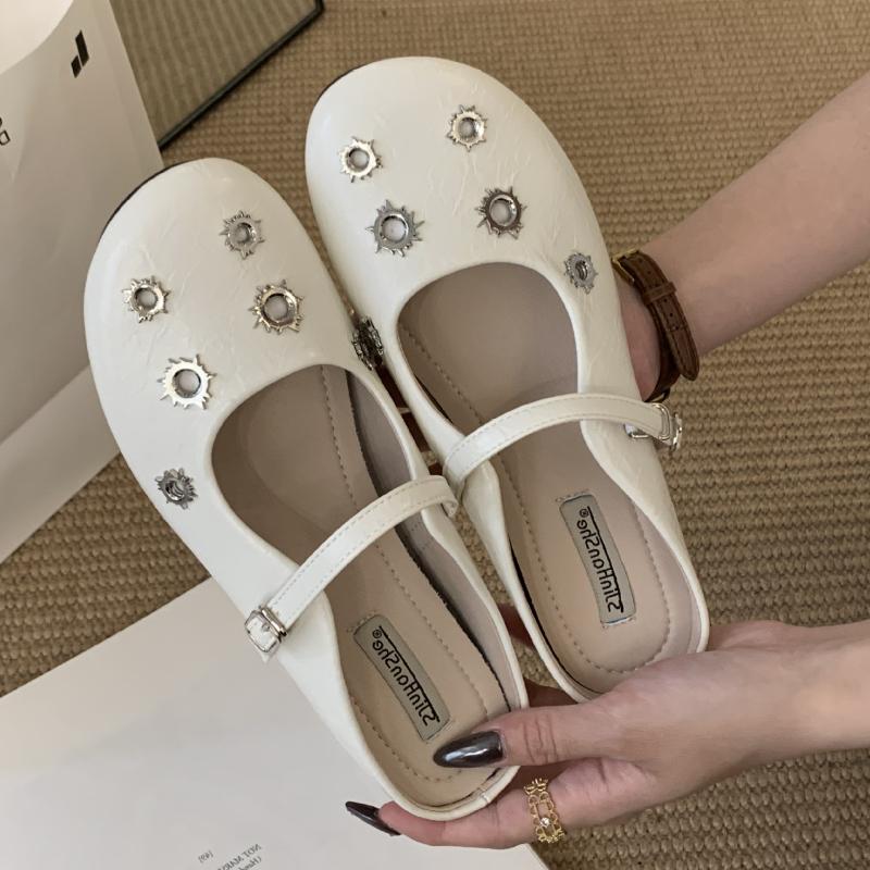 Fashion Round Toe Metal Rivet Embellished Design Flat Sandals Women Fashion Comfort Buckle Soft Sole Slipper Sandalki Damskie Eleganckie
