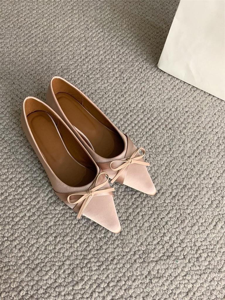 Französische süße Satin-Schleife spitze Zehen flacher Ausschnitt Einzelne Schuhe im Herbst 2024 neues Temperament Innenhöhenerhöhung kleine Lederschuhe