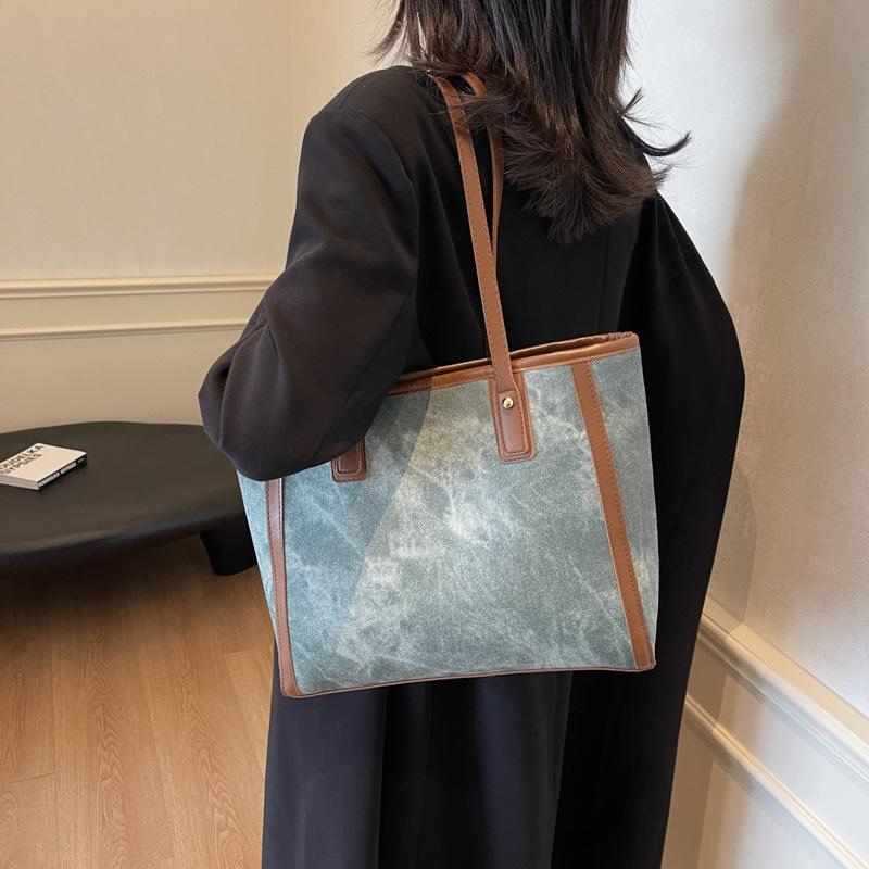 Korean Version of Large-capacity Underarm Bag 2025 New Simple Tote Bag Fashionable Niche Texture Casual Shoulder Commuter Bag
