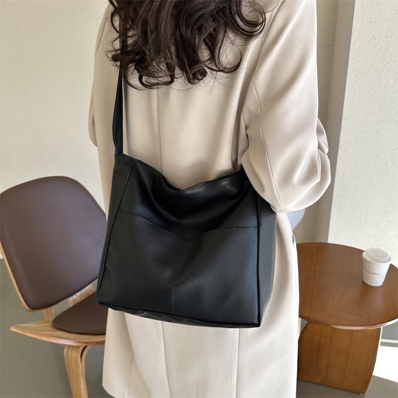 Stylish And Versatile Large Capacity Tote Bag For Women With Unique Vintage Charm