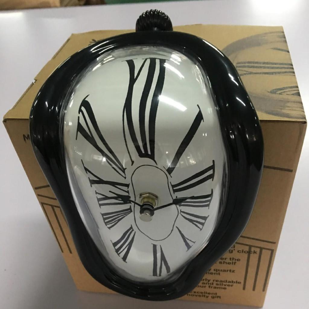 Creative Melting Table Clock with Roman Numerals – Retro Twist Design for Home and Office Decor