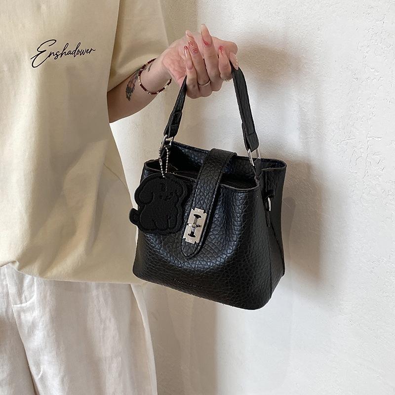 

Portable Water Bucket Bag, Fashionable and Casual Commuting Shoulder Bag, Cute and Stylish Crossbody Bag чёрный