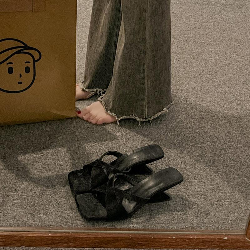 

Нишевые шлепанцы на высоком каблуке женская обувь лето новый универсальный уличный квадратный носок сандалии 42 чёрный