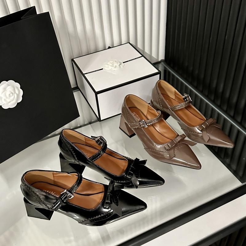 

French pointed single shoes women s 2025 new autumn models, one-word buckle with shallow mouth low heels, niche Mary Jane small leather shoes 39 темно-коричневого
