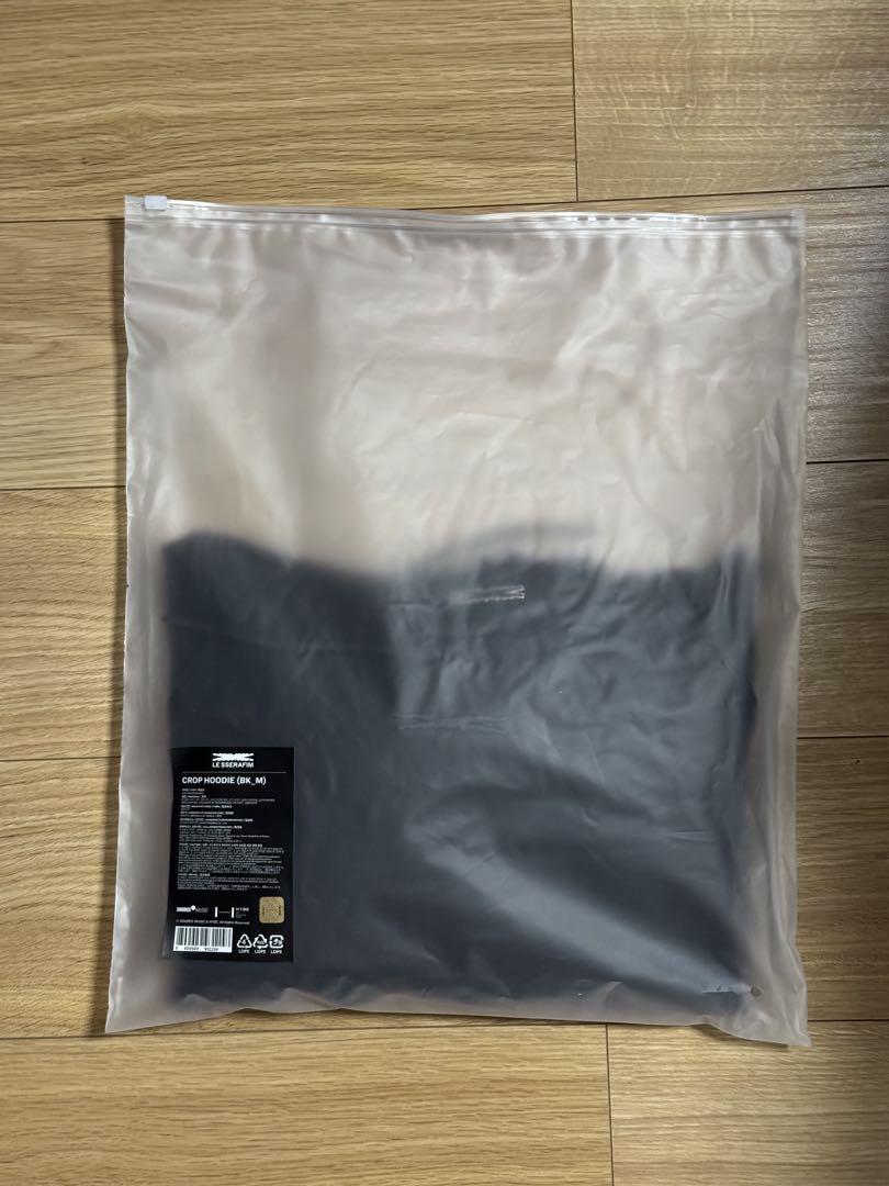 

[USED] LE SSERAFIM CROP HOODIE (Black) M Hoodie