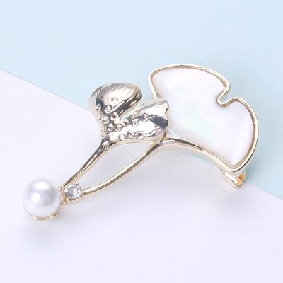 Natürliche Süßwasser Perlmutt Brosche Temperament Einfache Ginkgo Blatt Retro Vielseitig Mantel Anzug Pin Zubehör
