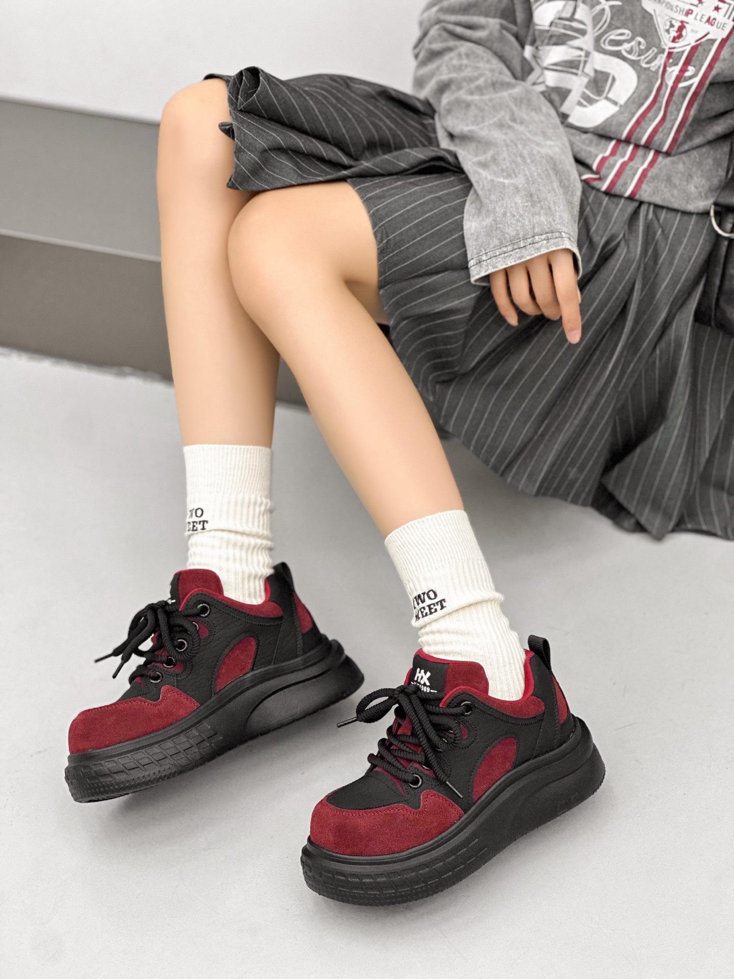 

2025 autumn new leather high-top shoes leather thick-soled heightening casual board shoes women s versatile sports bread shoes 35