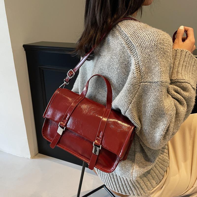 New high-end large-capacity oil wax leather portable messenger bag women's commuting versatile shoulder messenger bag