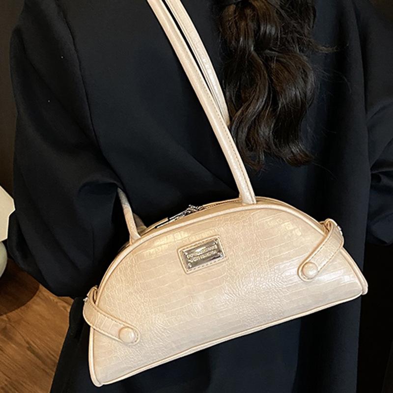 This year, Korean niche crocodile pattern underarm Boston bag temperament, foreign style, personalized commuting shoulder women's bag is popular.