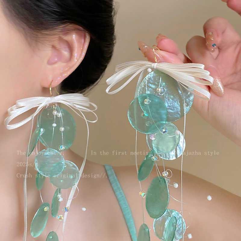 Orecchini Rotondi a Conchiglia Blu Sfumato - Design di Moda Lusso Leggero