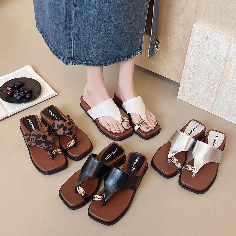 Casual cover toe flat slippers women's summer wear 2025 new seaside vacation beach shoes cool slippers